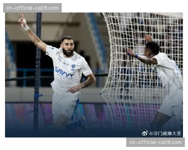 实时报道：本泽马纪念赛在中场休息时举行，众多前队友到场