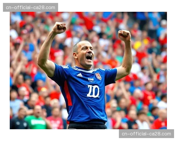 伯纳乌南看台死忠球迷高举-永不放弃-标语，尽管争冠希望渺茫